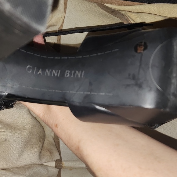 Size 7.5  6 inch platform sandles in fantastic condition . - Picture 5 of 8